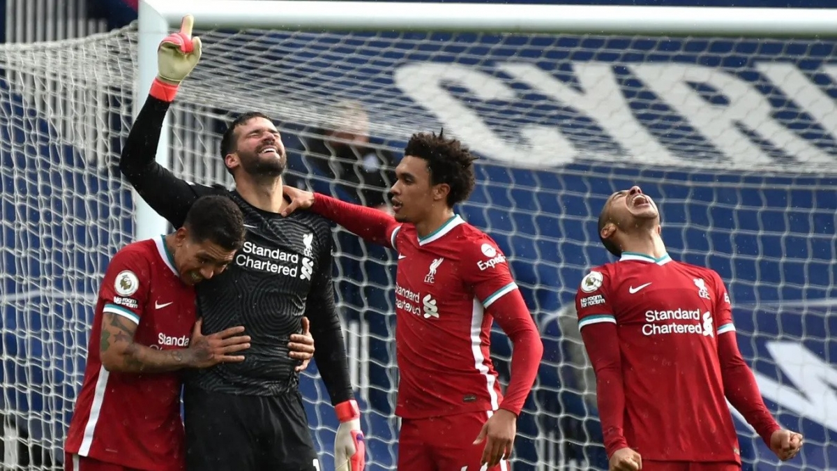 Thủ môn Alisson ghi bàn không tưởng, Liverpool tiếp tục hy vọng dự Champions League