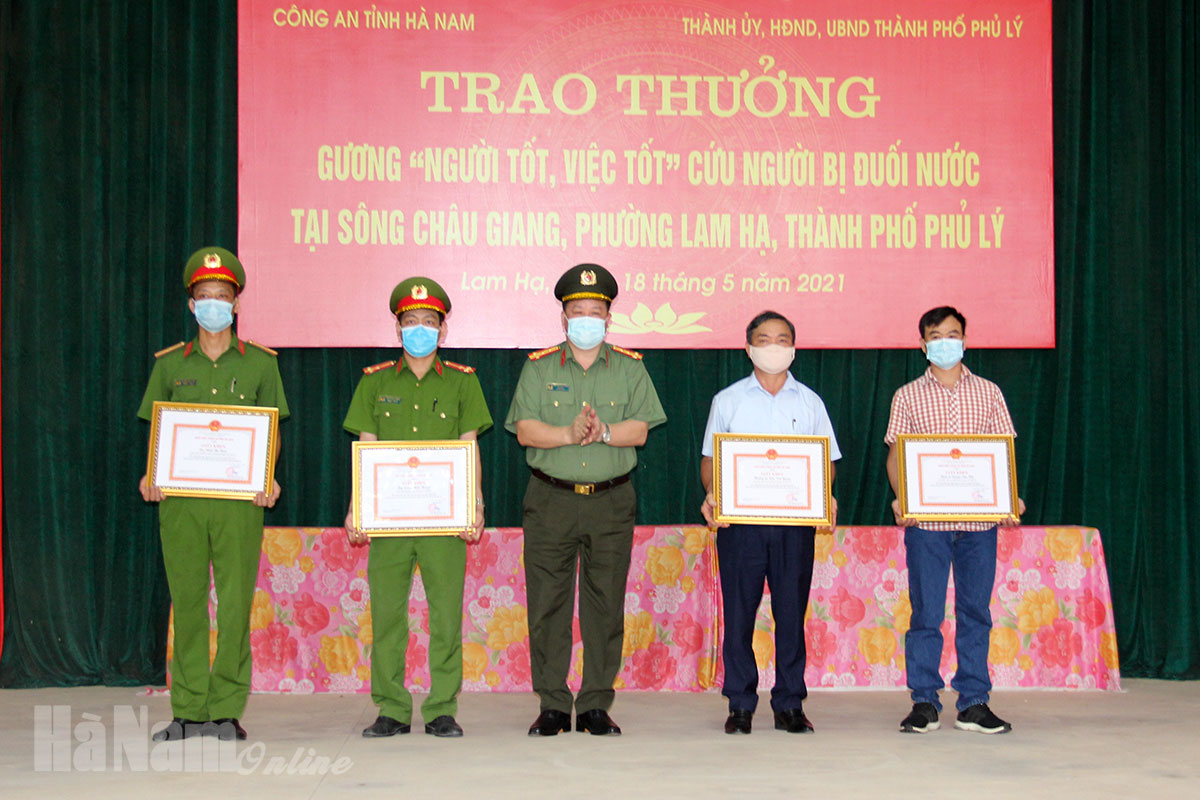 Khen thưởng cán bộ chiến sỹ công an và người dân có tinh thần dũng cảm cứu người đuối nước