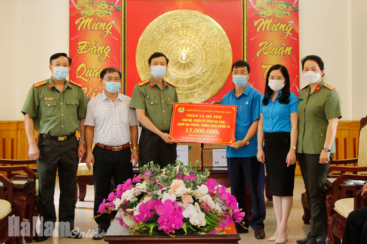 Liên đoàn Lao động tỉnh tặng quà lực lượng công an tham gia chống dịch Covid-19