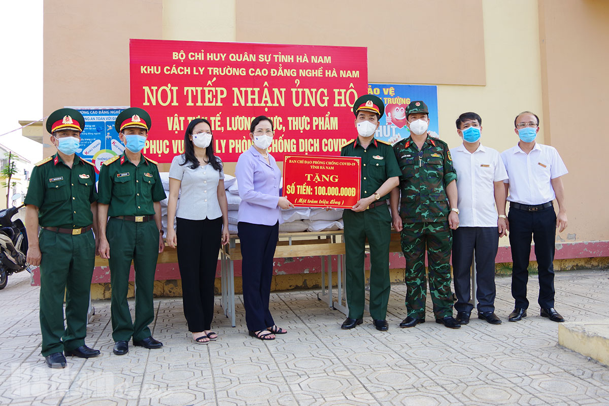 Thường trực Tỉnh ủy thăm, tặng quà các khu cách ly và kiểm tra công tác chuẩn bị bầu cử