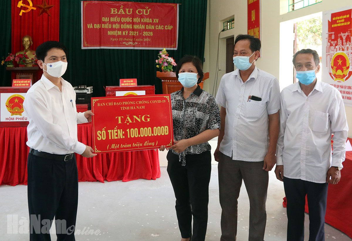 Đồng chí Chủ tịch UBND tỉnh Trương Quốc Huy kiểm tra công tác chuẩn bị bầu cử tại huyện Lý Nhân