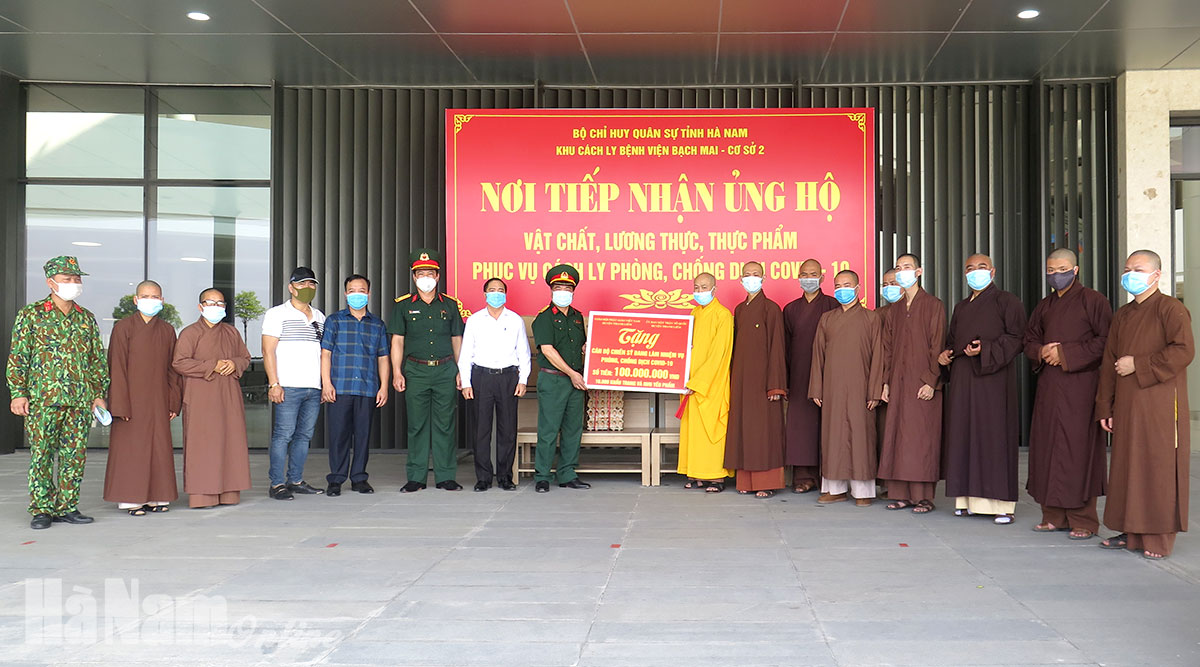 Tặng quà ủng hộ lực lượng làm nhiệm vụ và công dân khu vực cách ly tại Bệnh viện Bạch Mai cơ sở 2