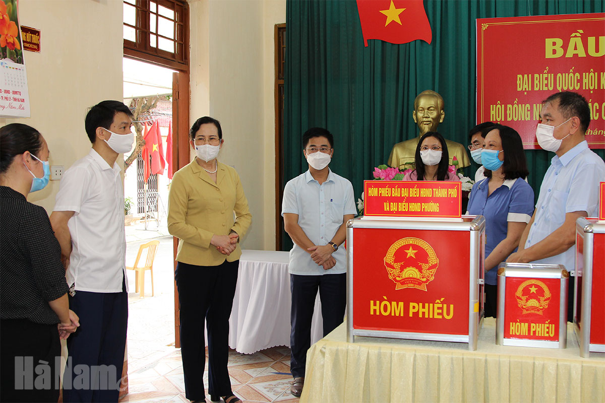 Đồng chí Bí thư Tỉnh ủy Lê Thị Thủy kiểm tra công tác chuẩn bị bầu cử tại TP.Phủ Lý