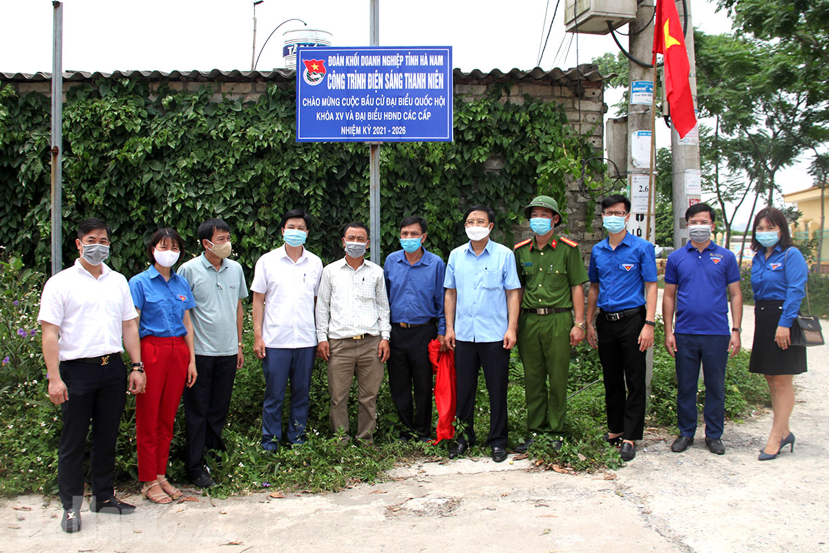 Đoàn Khối doanh nghiệp tỉnh bàn giao công trình thanh niên “Thắp sáng đường quê”