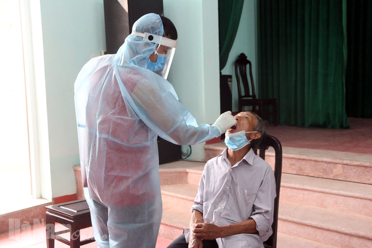 Lý Nhân triển khai lấy mẫu xét nghiệm SASR- CoV-2 cho thành viên Ban bầu cử, Tổ bầu cử, lực lượng phục vụ công tác bầu cử