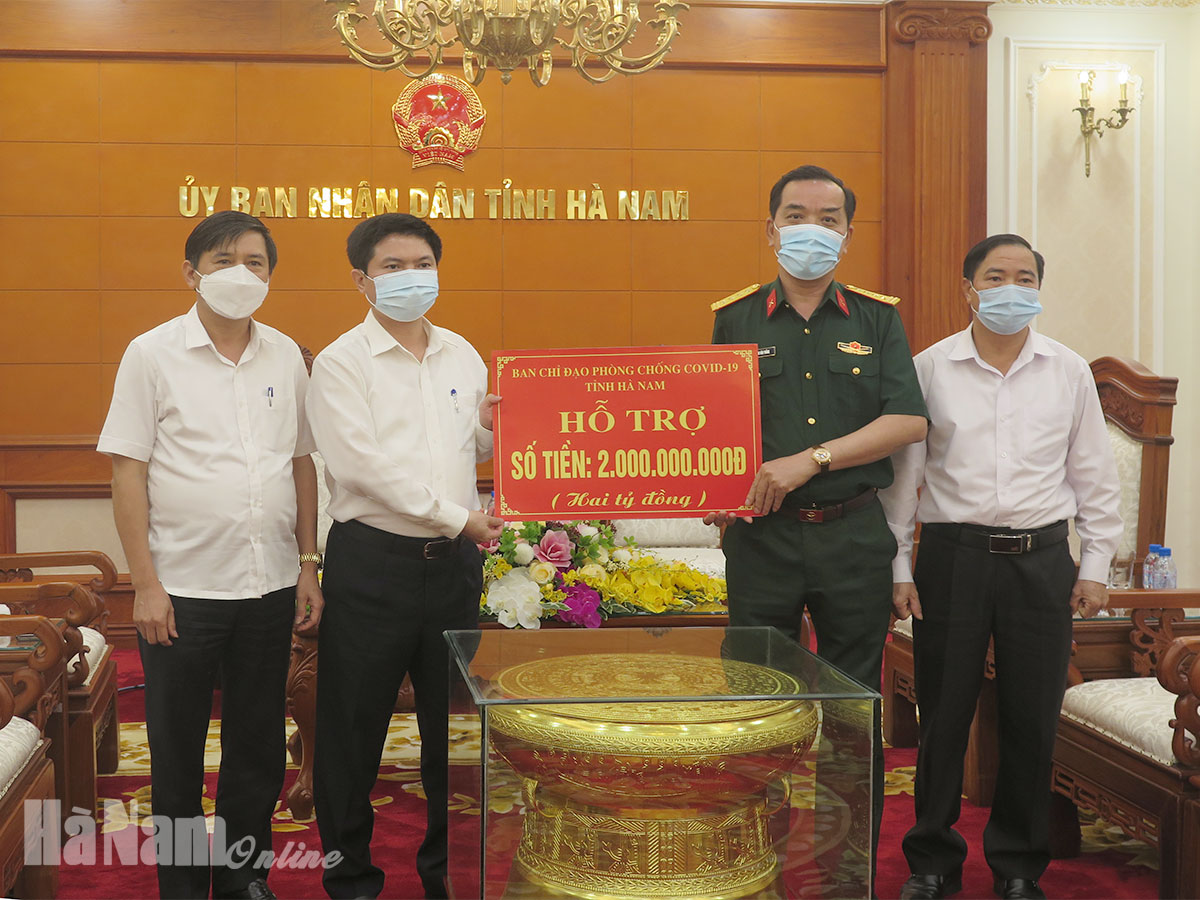 BCĐ phòng chống dịch Covid-19 tỉnh trao 2 tỷ đồng hỗ trợ Bộ CHQS tỉnh thực hiện nhiệm vụ phòng, chống dịch bệnh