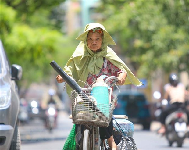 Cuối tuần, các tỉnh Bắc Bộ và Trung Bộ tiếp diễn nắng nóng gay gắt