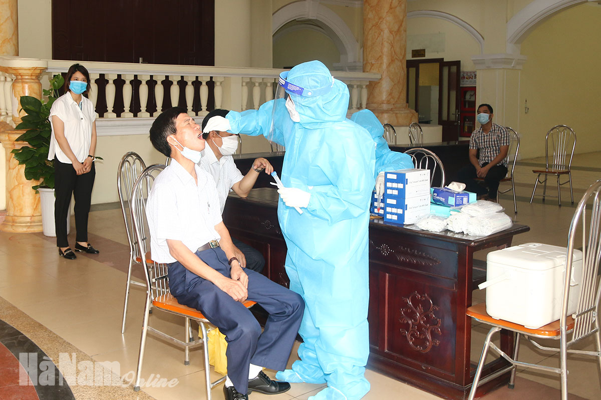 Lấy mẫu xét nghiệm tầm soát COVID-19 cho thành viên Ban chỉ đạo, Ủy ban bầu cử tỉnh và lực lượng giúp việc