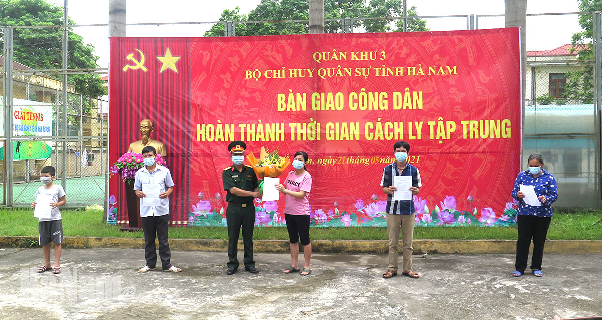 Tiếp tục bàn giao 200 công dân hoàn thành thời gian cách ly tập trung về địa phương