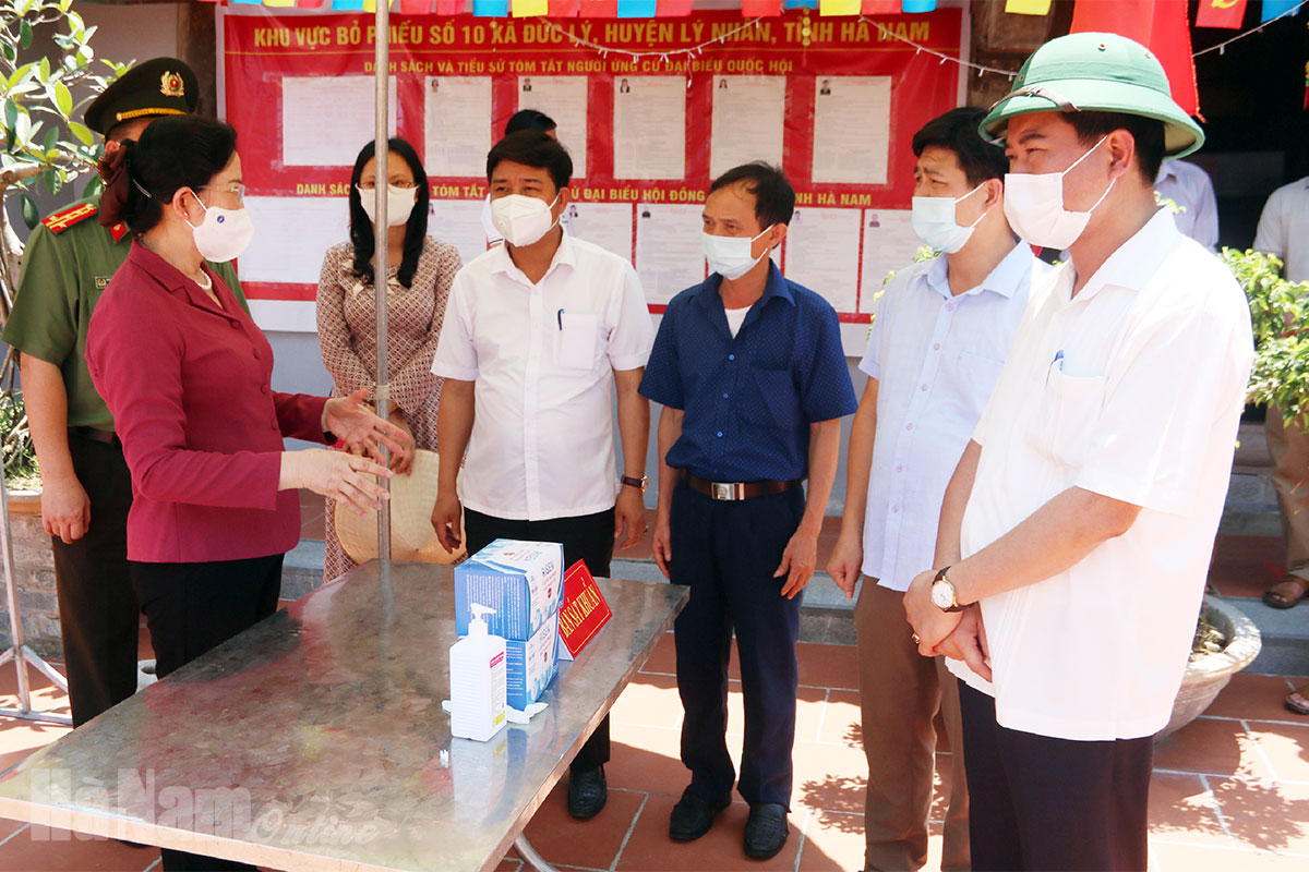 Đồng chí Bí thư Tỉnh ủy Lê Thị Thủy kiểm tra công tác chuẩn bị bầu cử tại huyện Lý Nhân