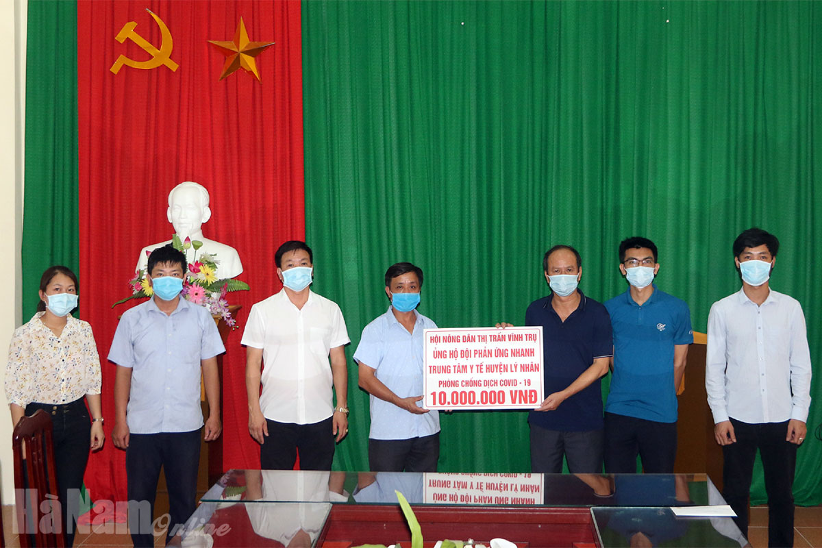 Hội Nông dân thị trấn Vĩnh Trụ trao tiền hỗ trợ và nhu yếu phẩm cho Trung tâm Y tế huyện Lý Nhân và xã Công Lý