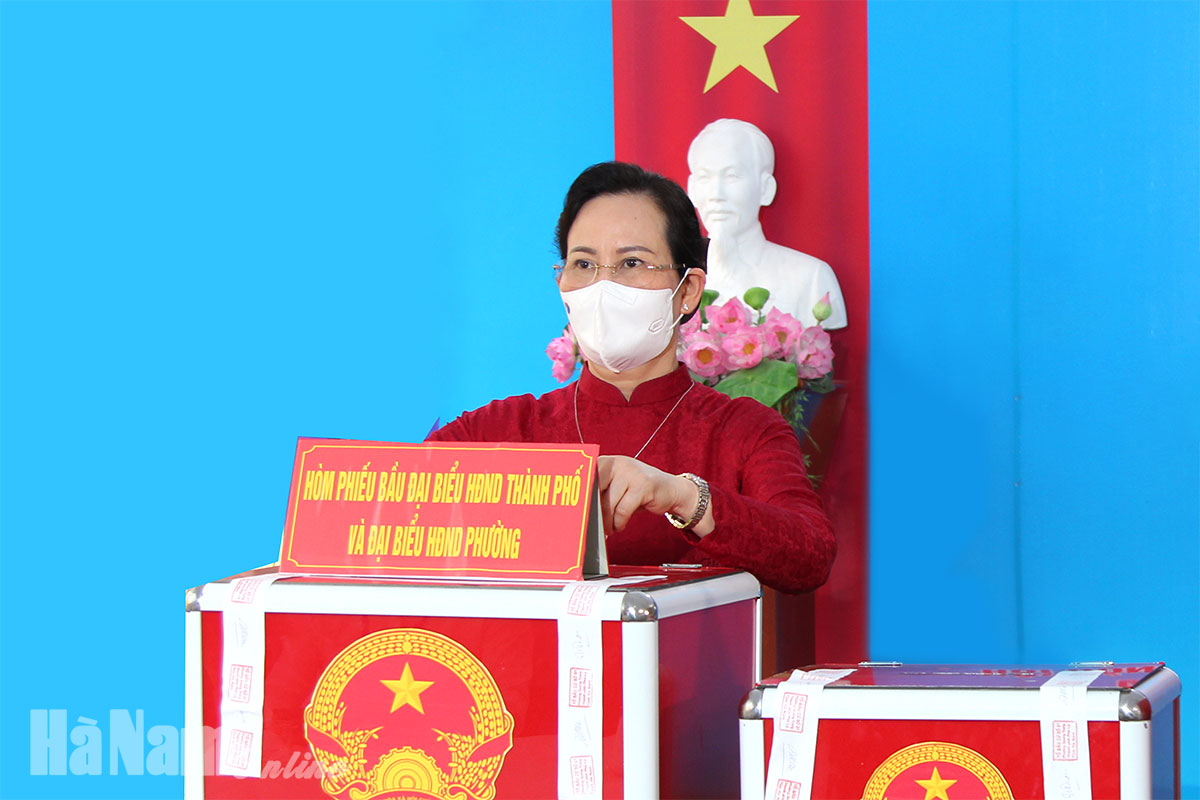 Đồng chí Bí thư Tỉnh ủy Lê Thị Thủy dự Lễ khai mạc và bỏ phiếu tại khu vực bỏ phiếu số 1, phường Quang Trung, TP.Phủ Lý