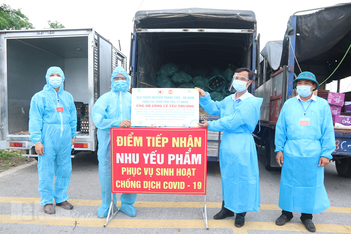 Câu lạc bộ Thiện nguyện Thanh Tâm tặng trang thiết bị y tế, nhu yếu phẩm cho xã Công Lý