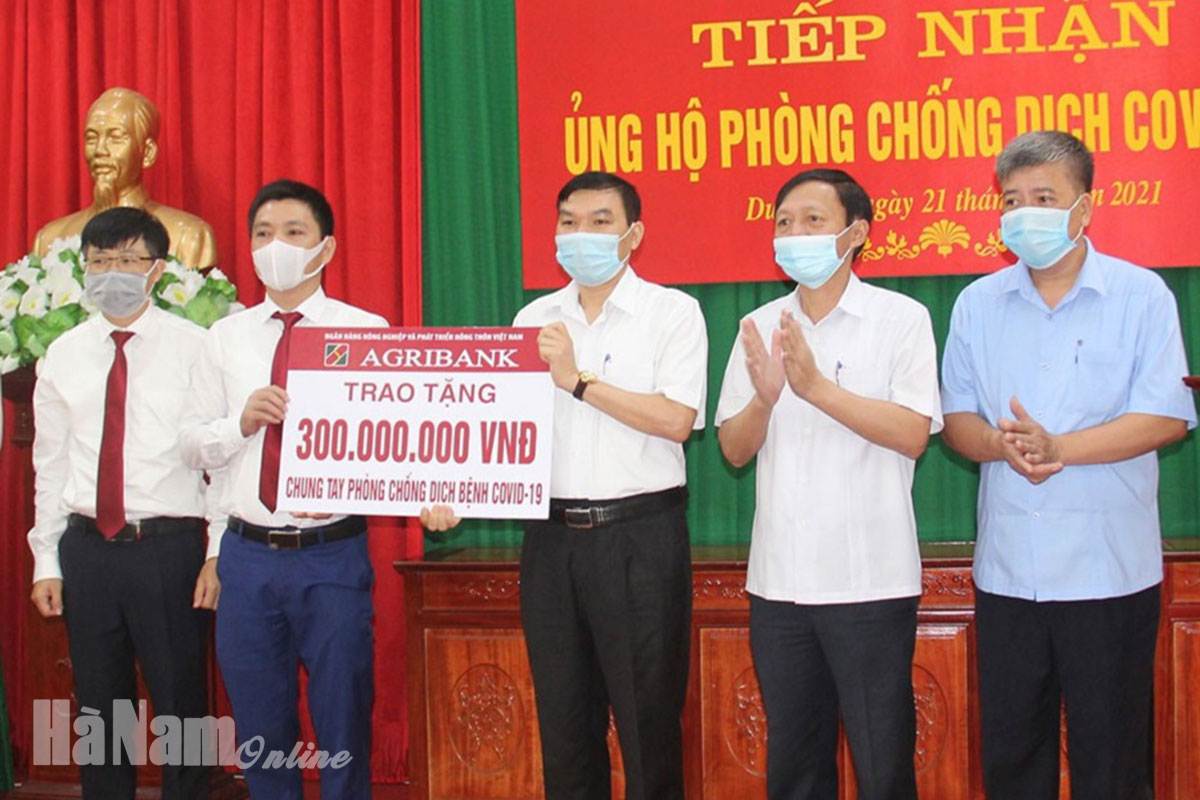 Agribank Hà Nam ủng hộ 800 triệu đồng phòng, chống dịch Covid-19