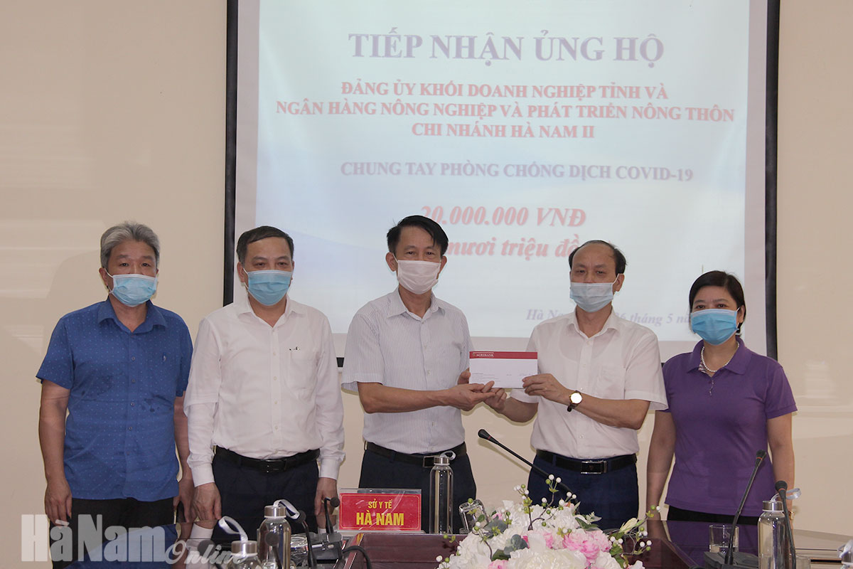 Đảng ủy Khối Doanh nghiệp tỉnh trao quà ủng hộ phòng, chống dịch COVID-19