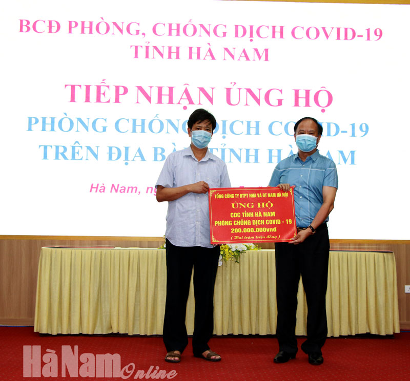 Tiếp nhận 3,3 tỷ đồng ủng hộ công tác phòng, chống dịch Covid-19 của Hà Nam