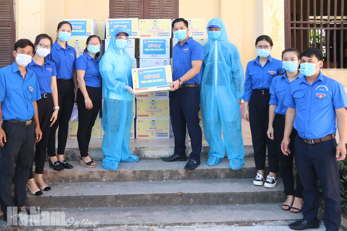 Đoàn Thanh niên Sở VH,TT&DL tặng quà các cháu thiếu niên, nhi đồng huyện Lý Nhân