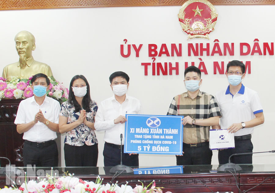 Công ty Xi măng Xuân Thành hỗ trợ 5 tỷ đồng cho công tác phòng chống dịch Covid-19 của tỉnh
