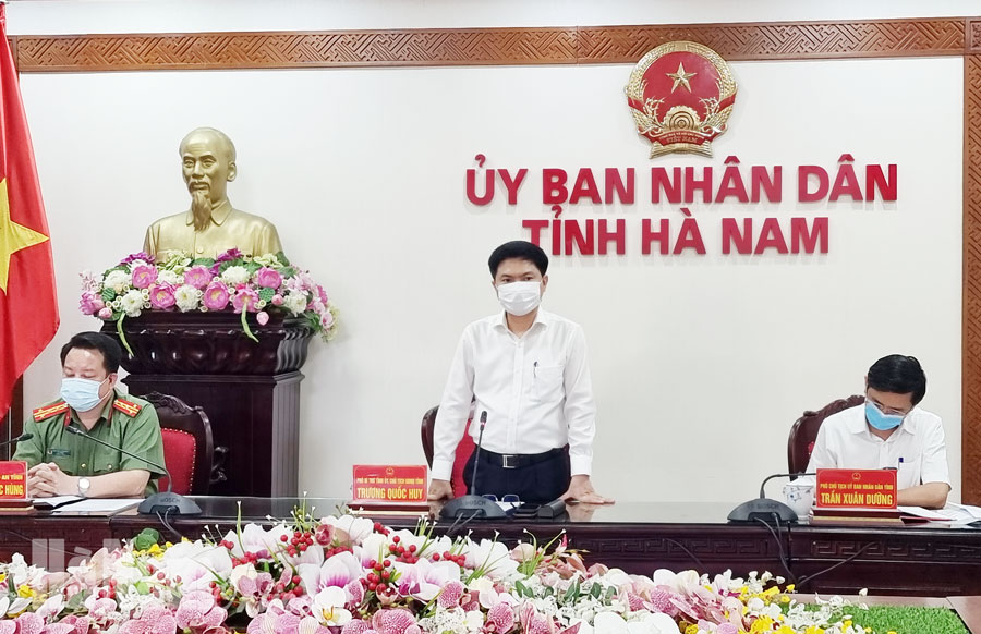 Đồng chí Chủ tịch UBND tỉnh Trương Quốc Huy: Ưu tiên tiêm vắc-xin Covid-19 cho lực lượng tuyến đầu và các nhóm nguy cơ cao tại KCN