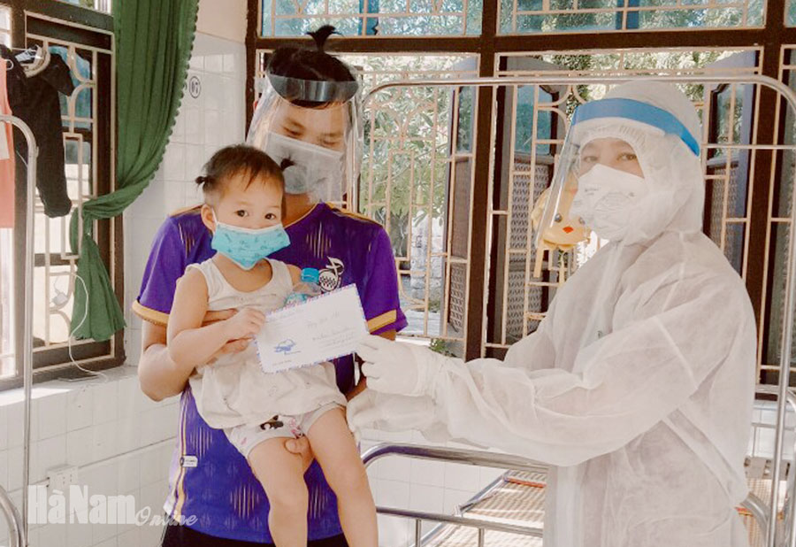 Tặng quà các cháu đang điều trị Covid-19 tại BVĐK Hà Nam nhân Ngày Quốc tế Thiếu nhi 1/6