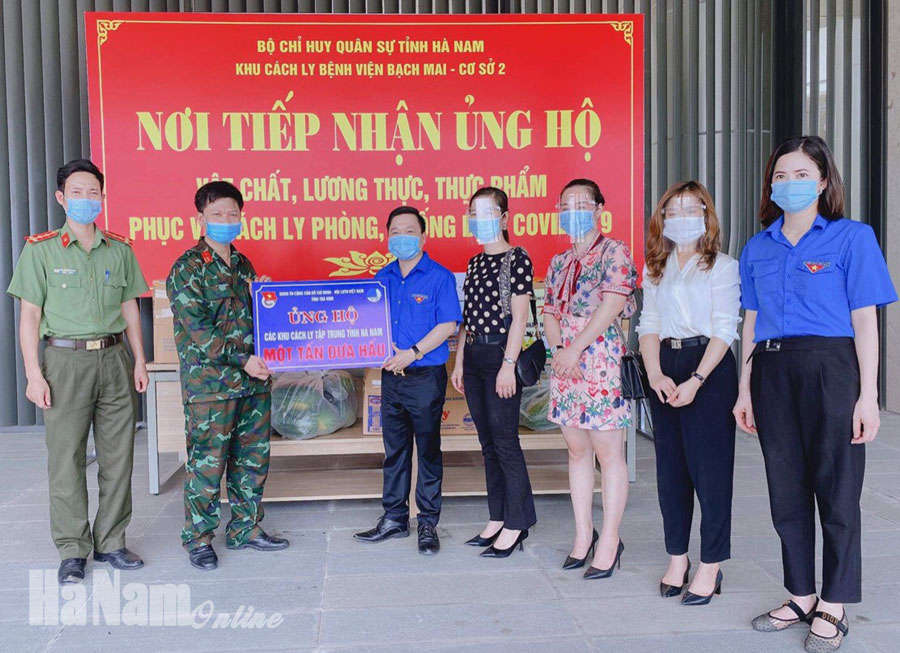 Tỉnh đoàn Hà Nam tặng quà thiếu nhi trong khu cách ly tập trung phòng dịch Covid