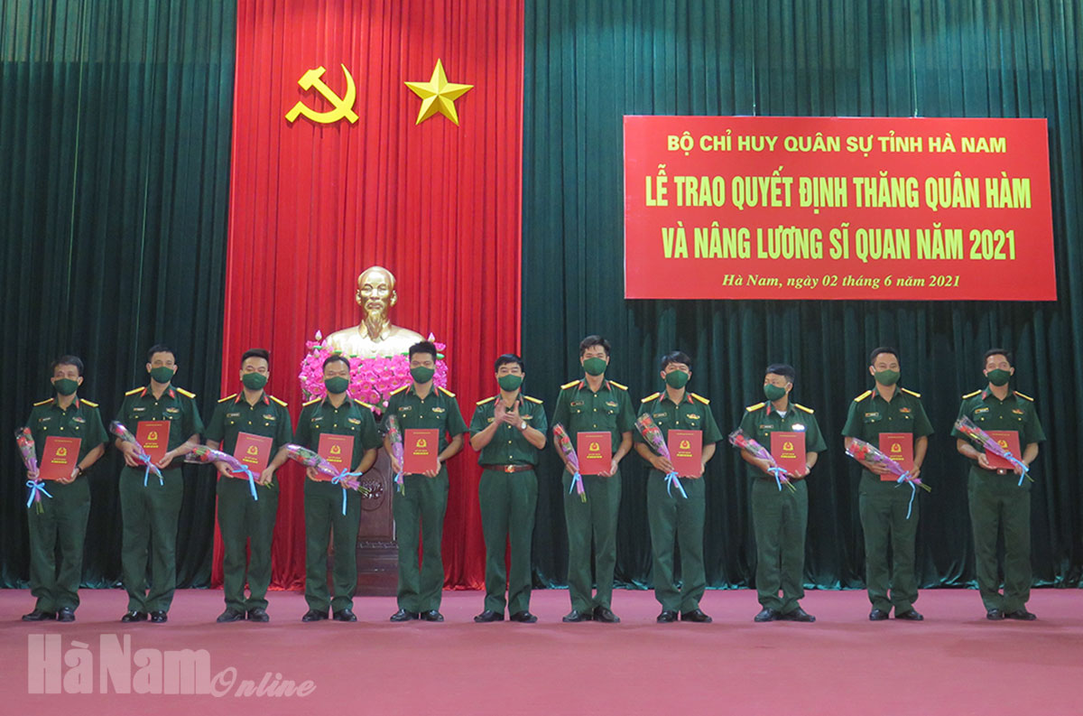 Bộ CHQS tỉnh trao quyết định phong, thăng quân hàm và nâng lương sĩ quan năm 2021
