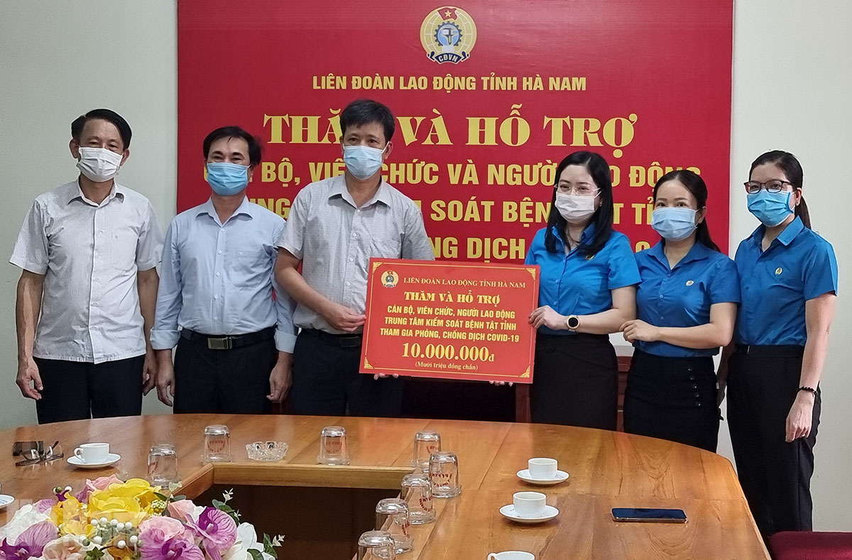 LĐLĐ tỉnh tặng quà Trung tâm Kiểm soát bệnh tật tỉnh và TTYT huyện Lý Nhân