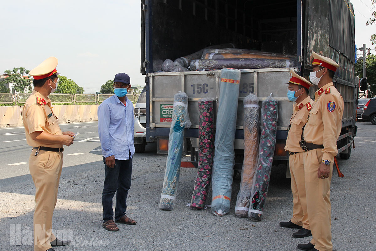 Phát hiện xe ô tô chở số lượng lớn vải may mặc không rõ nguồn gốc