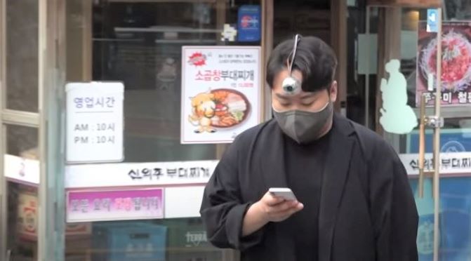 Phát minh 'con mắt thứ ba' bảo vệ người vừa đi vừa lướt điện thoại