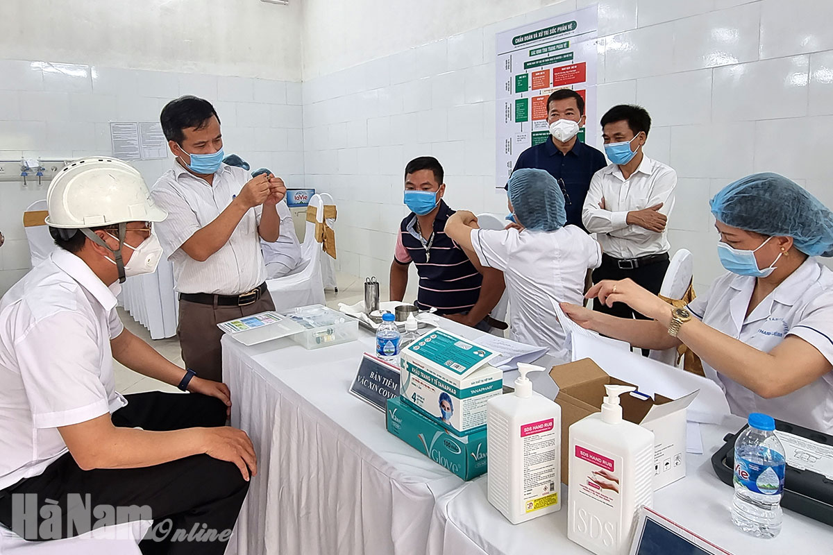 300 công nhân Công ty CP Xi măng Thành Thắng Group được tiêm vắc-xin phòng Covid-19