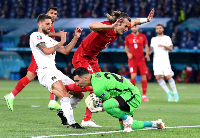 Italy thắng 3-0 trong ngày mở màn Euro 2021