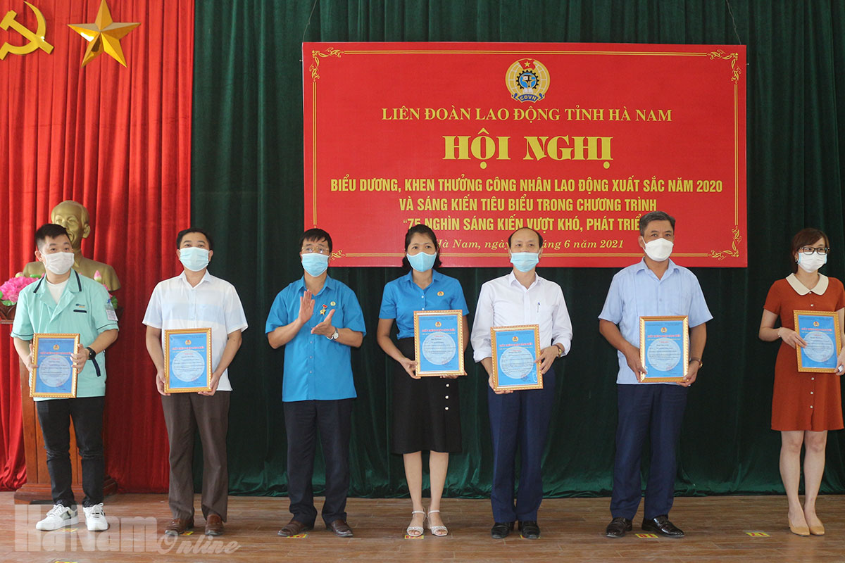 Biểu dương, khen thưởng CNLĐ xuất sắc năm 2020 và các sáng kiến tiêu biểu