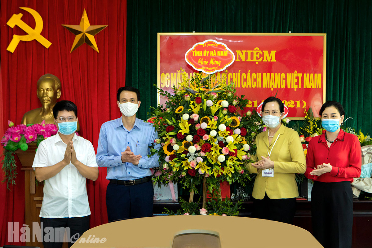 Đồng chí Bí thư Tỉnh ủy Lê Thị Thuỷ thăm, chúc mừng cán bộ, phóng viên Báo Hà Nam nhân kỷ niệm 96 năm Ngày Báo chí cách mạng Việt Nam