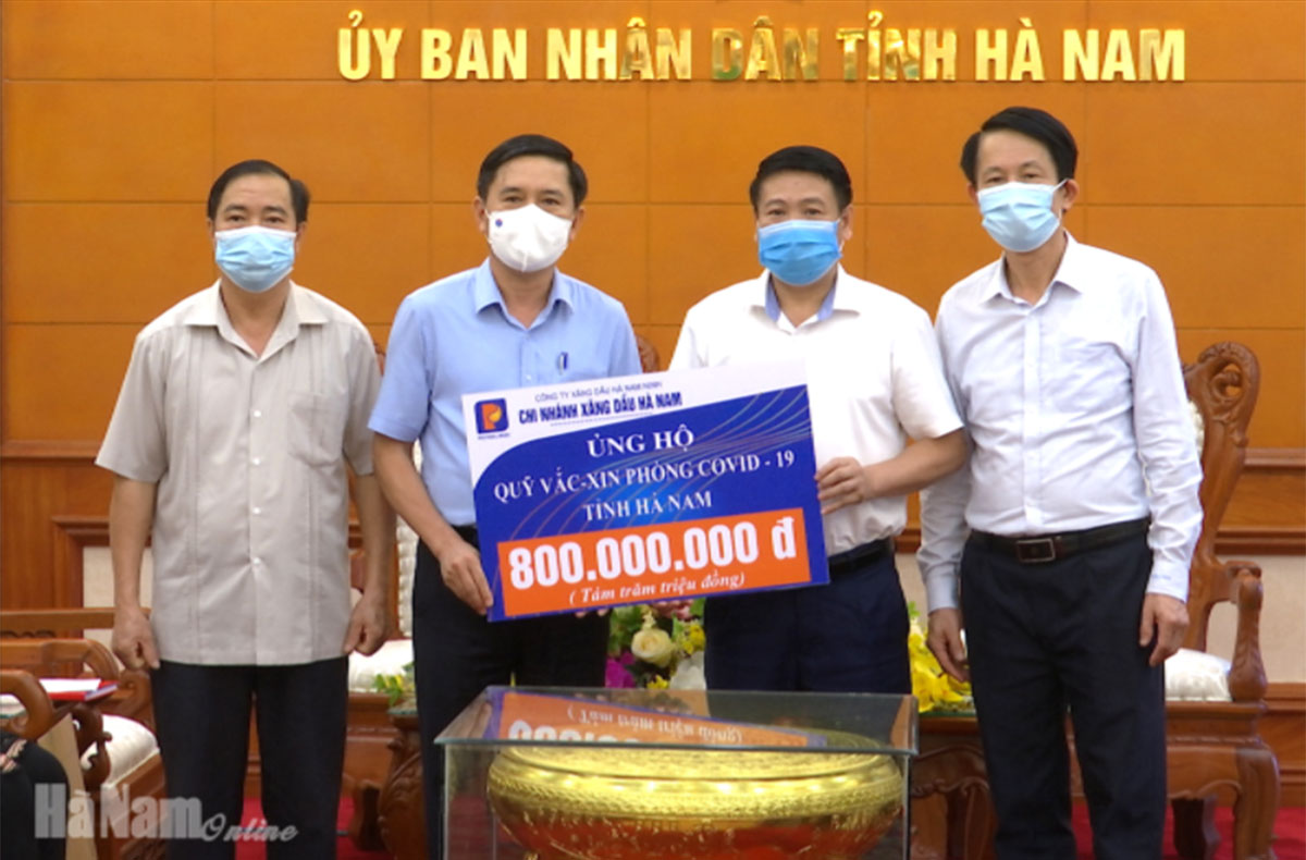 Tiếp nhận hơn 1,7 tỷ đồng ủng hộ Quỹ vắc xin phòng Covid-19 của tỉnh