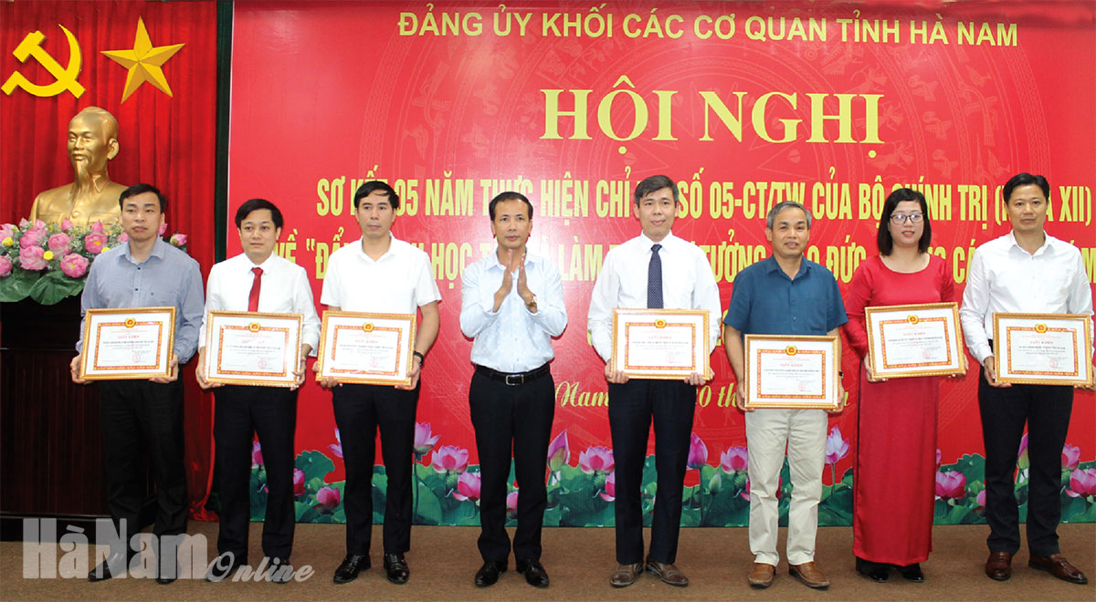 Chi bộ 3, đảng bộ Sở Tư pháp: Đổi mới phong cách, lề lối làm việc, nâng cao hiệu quả tuyên truyền, phổ biến, giáo dục pháp luật