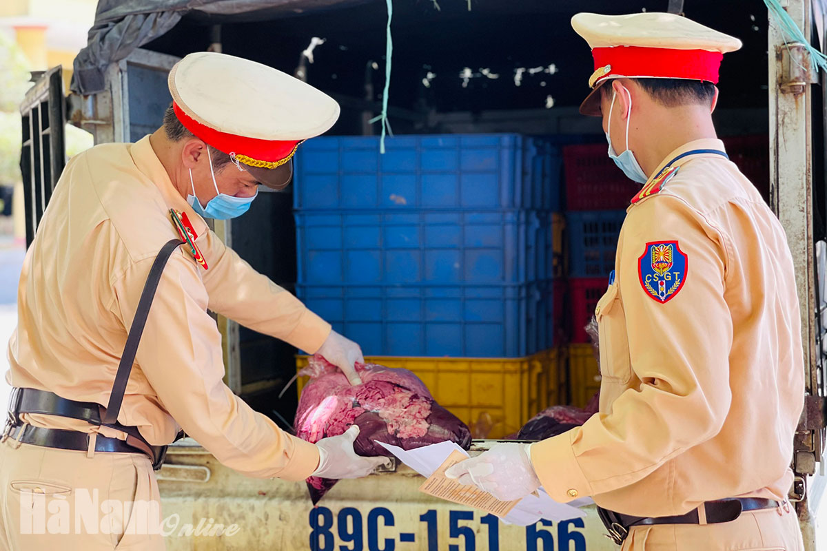 Bắt giữ số lượng lớn thực phẩm không rõ nguồn gốc xuất xứ