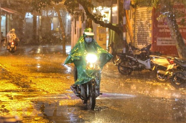 Bắc Bộ mưa dông trên diện rộng, Trung Bộ nắng nóng kéo dài