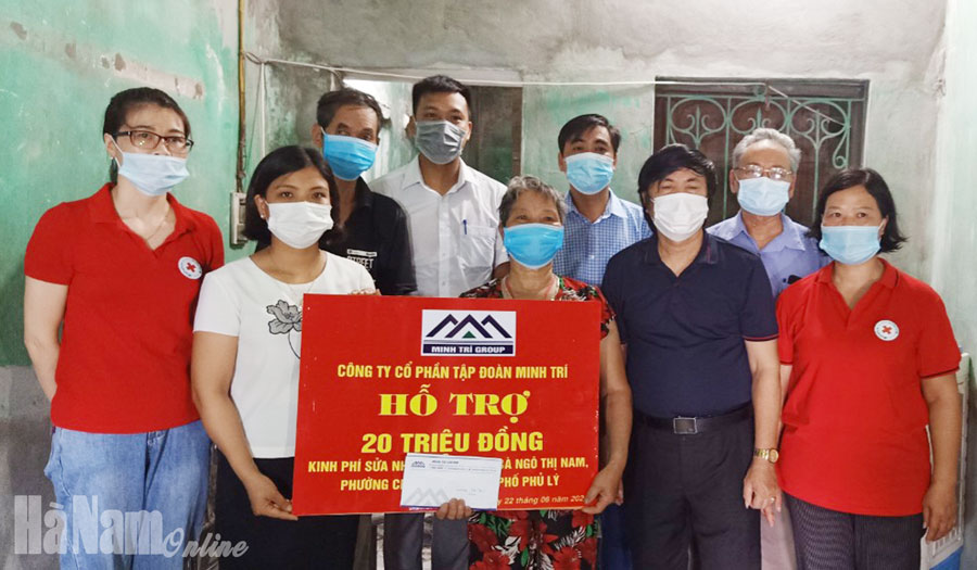 Hội Chữ Thập đỏ thành phố Phủ Lý trao tiền hỗ trợ sửa nhà cho hộ nghèo