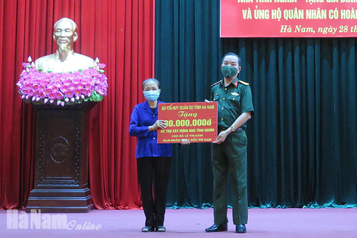 Bộ CHQS tỉnh trao kinh phí hỗ trợ xây dựng nhà tình nghĩa