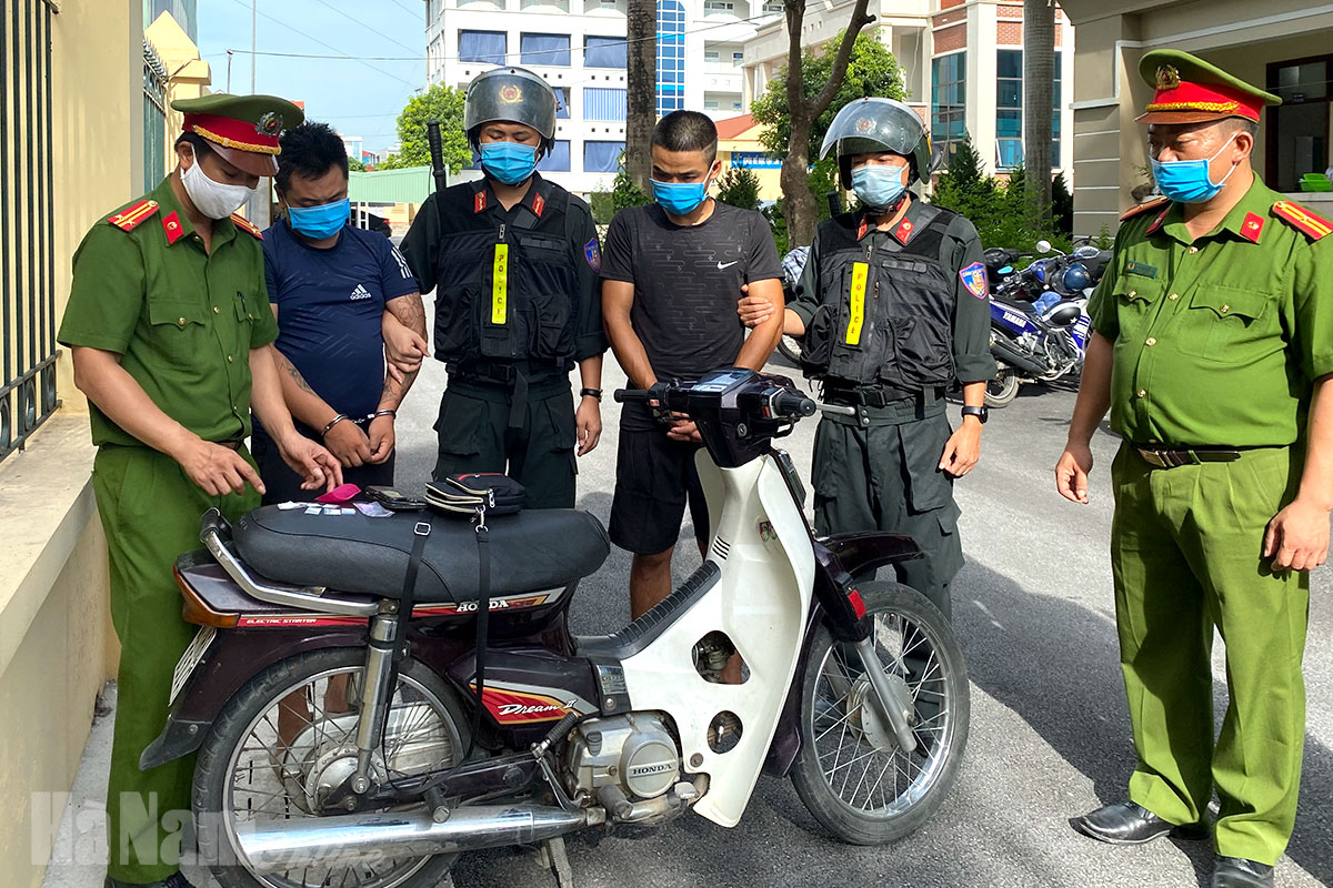 Cảnh sát cơ động bắt quả tang 02 đối tượng tàng trữ trái phép chất ma túy