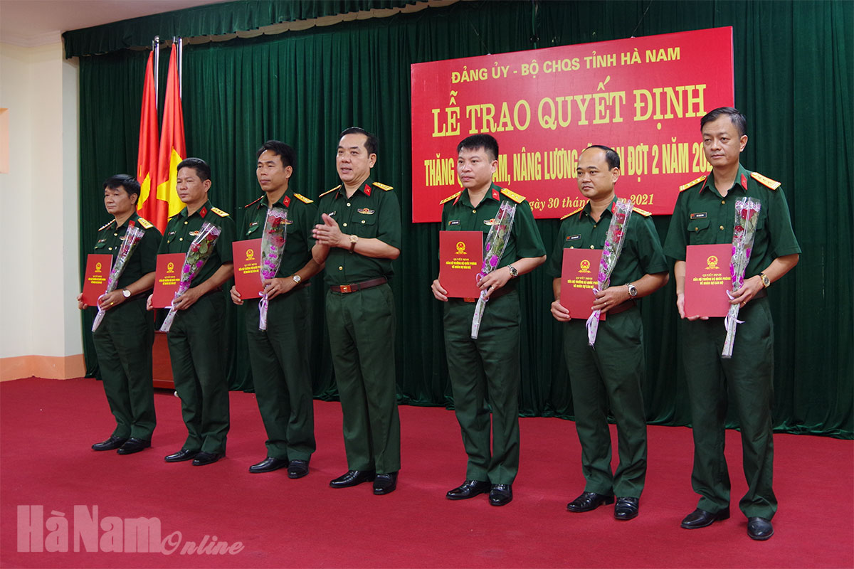 Bộ CHQS tỉnh trao quyết định thăng quân hàm và nâng lương sĩ quan đợt 2 năm 2021