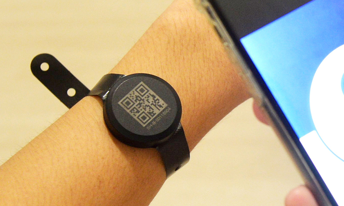 Thí điểm vòng tay thông minh theo dõi cách ly tại Quảng Ninh