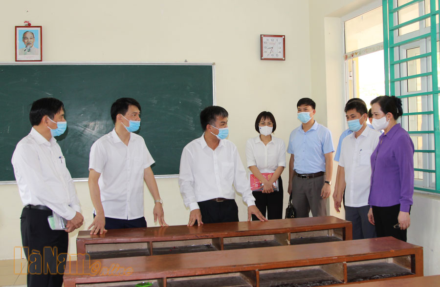 Các đồng chí lãnh đạo tỉnh kiểm tra công tác chuẩn bị thi tốt nghiệp THPT năm 2021