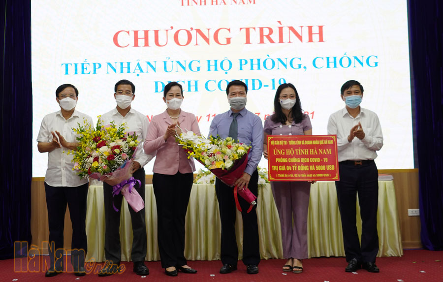 Tiếp nhận ủng hộ phòng, chống dịch Covid-19 của tỉnh từ Hội Cán bộ cơ quan trung ương - tướng lĩnh và doanh nhân quê Hà Nam