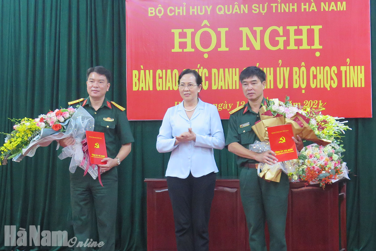 Bàn giao chức danh Chính ủy Bộ CHQS tỉnh