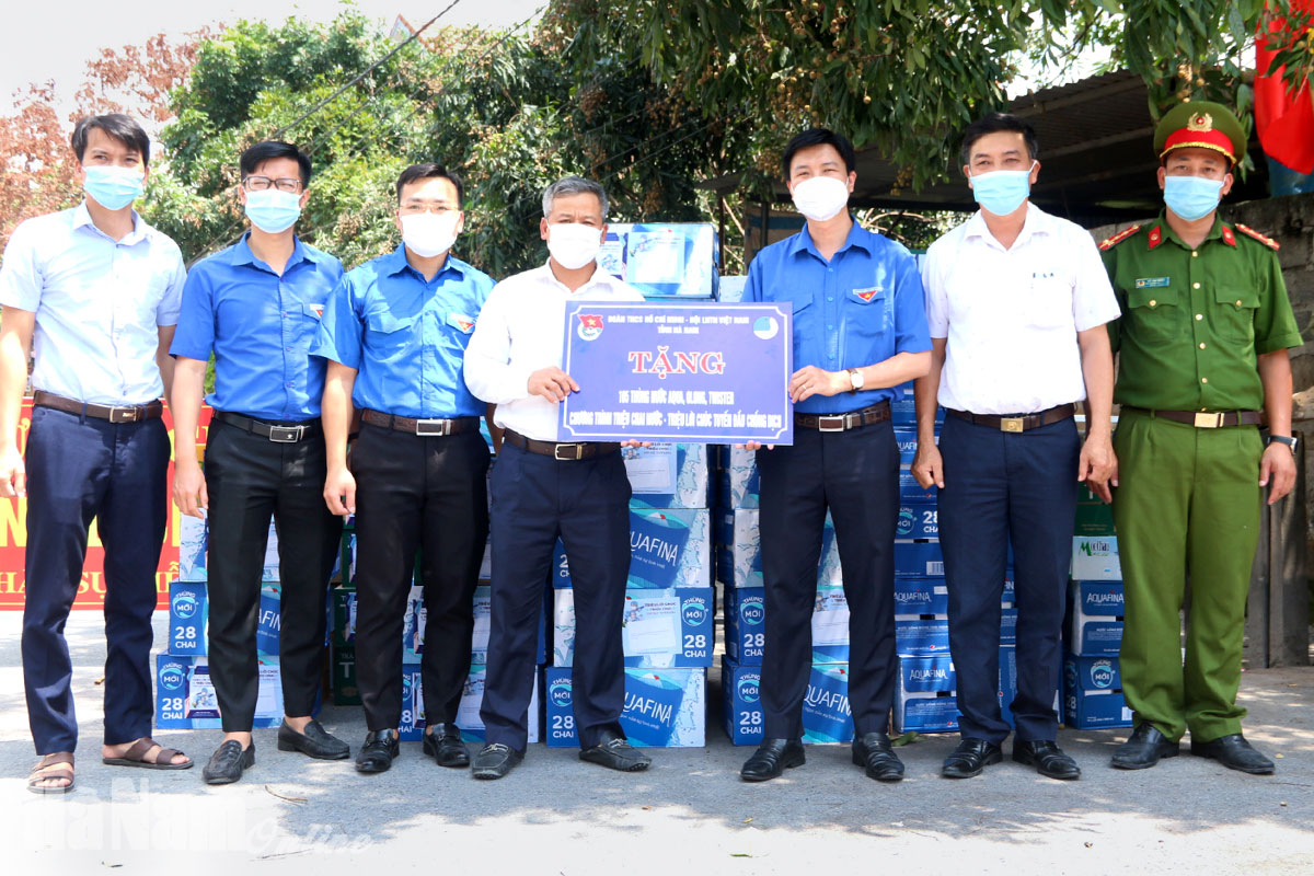 Tỉnh đoàn trao tặng nhu yếu phẩm cho người dân vùng cách ly và khu cách ly của tỉnh