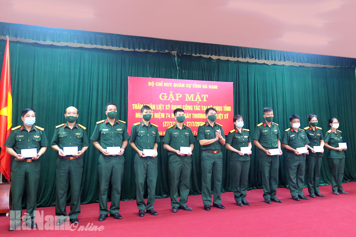 Bộ CHQS tỉnh gặp mặt, tặng quà quân nhân là thân nhân liệt sĩ