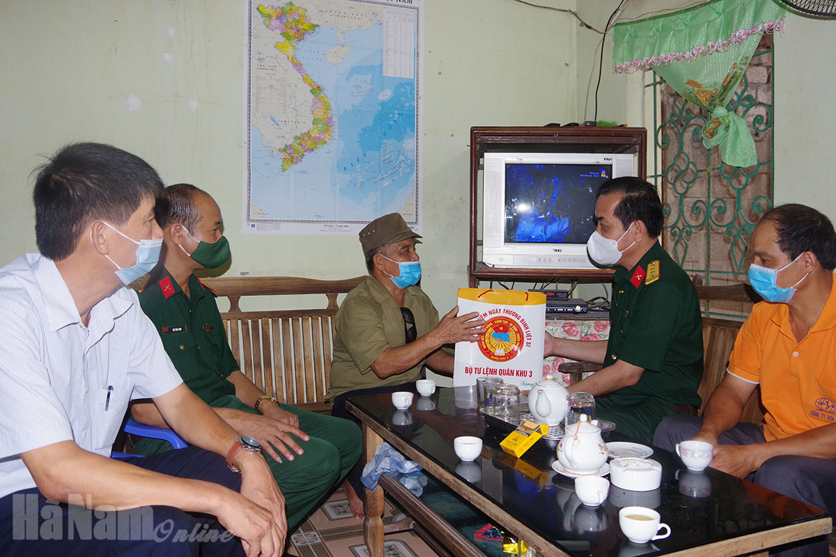 Lãnh đạo Bộ CHQS tỉnh thăm, tặng quà gia đình chính sách trên địa bàn