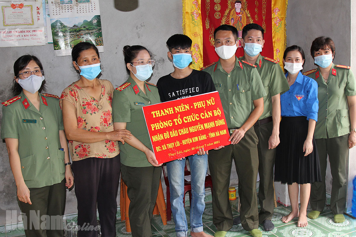 Phòng Tổ chức cán bộ, Công an Hà Nam nhận đỡ đầu học sinh nghèo học giỏi