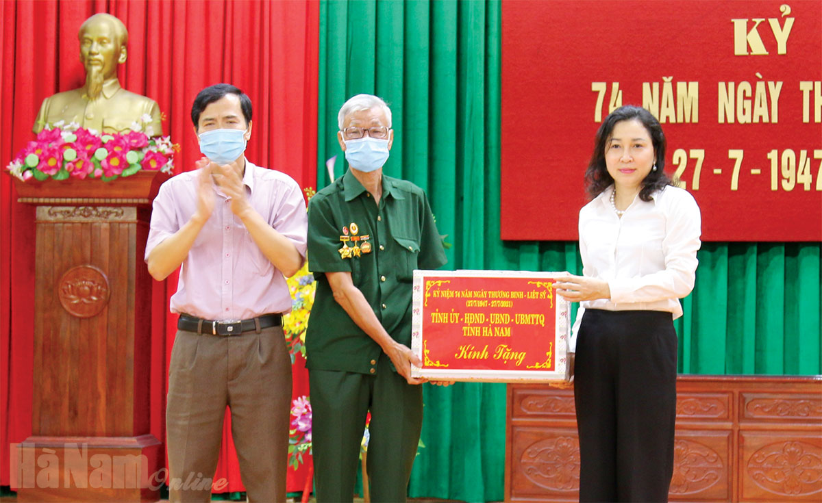 Các đồng chí lãnh đạo tỉnh thăm, tặng quà nhân dịp 27/7